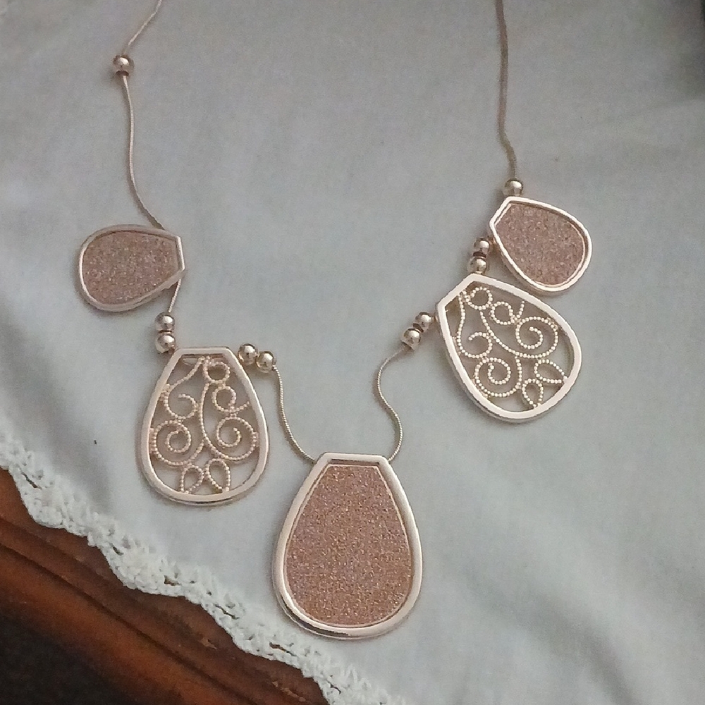 Gold Tone Teardrop Pendant Necklace